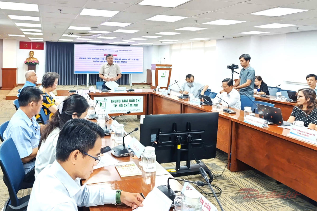 Quang cảnh họp báo cung cấp thông tin báo chí về tình hình kinh tế - xã hội TPHCM tổ chức thường kỳ vào thứ 5 hàng tuần. Ảnh: T.Luân.