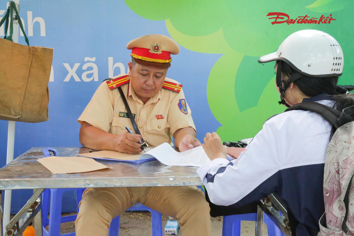 Nữ sinh Hà Nội bị phạt 3 triệu đồng vì lái mô tô điện không có bằng lái