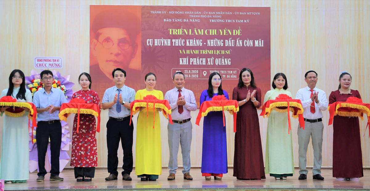 Đại diện lãnh đạo Bảo tàng Đà Nẵng, phường Tam Kỳ và Ban Giám hiệu Trường THCS Tam Kỳ thực hiện nghi thức cắt băng khai trương triển lãm. Ảnh: AN.