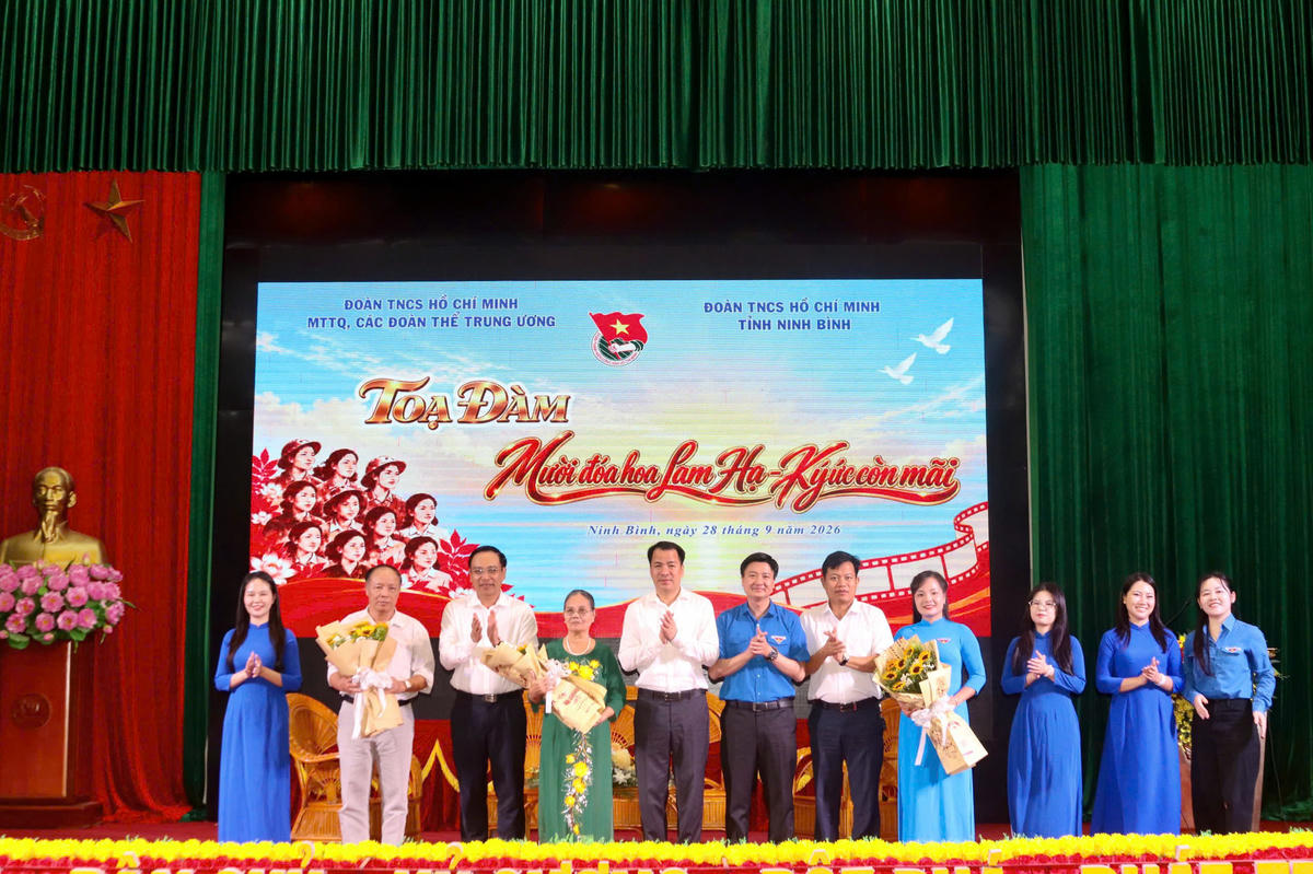 Ban Tổ chức tặng quà tới thân nhân Mười nữ dân quân pháo phòng không Lam Hạ.