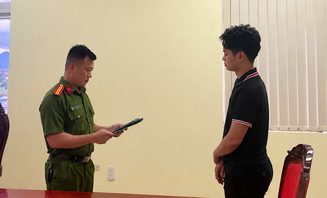 Công an TP Quảng Ninh tống đạt quyết định khởi tố và lệnh bắt tạm giam đối với Trương Minh Hiếu.