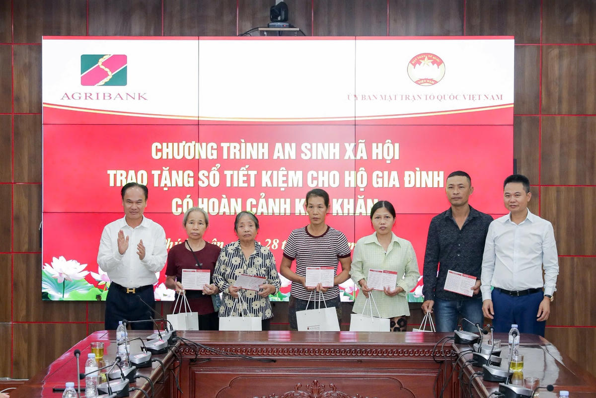 Đồng chí&nbsp;Trần Văn&nbsp;Dũng, thành viên HĐTV Agribank trao sổ tiết kiệm cho hộ dân có hoàn cảnh khó khăn