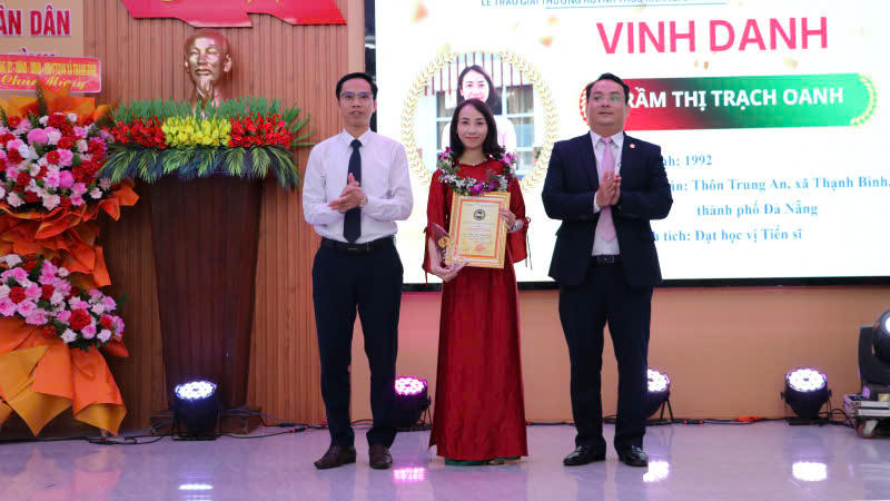 Xã Thạnh Bình trao giải thưởng Huỳnh Thúc Kháng cho cá nhân đạt học vị Tiến sĩ. Ảnh: CĐ.
