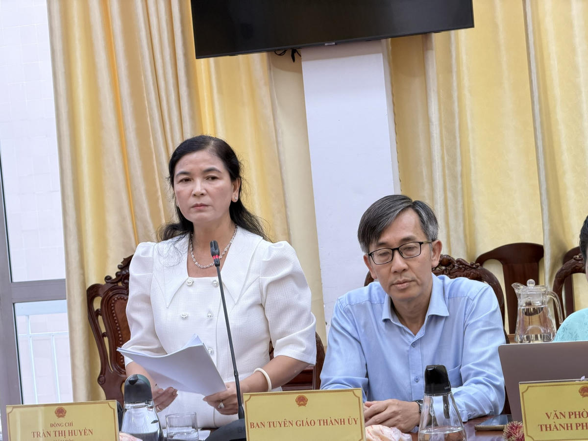 Bà Trần Thị Huyền, Giám đốc Sở Giáo dục TP Cần Thơ báo cáo tại buổi làm việc. Ảnh HT