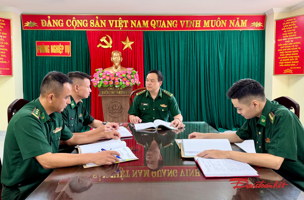 Thượng tá Phạm Hồng Thái trao đổi nghiệp vụ với đồng nghiệp. Ảnh: Ngọc Anh.