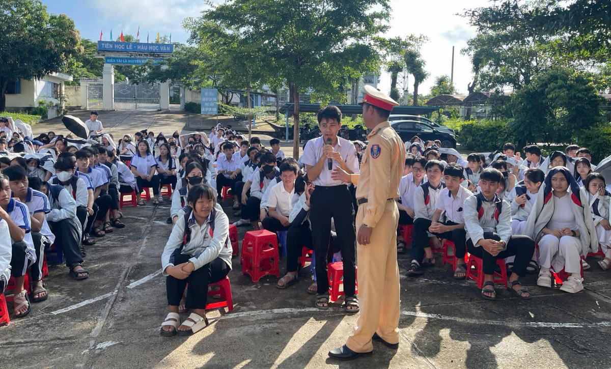Lực lượng CSGT, Công an tỉnh Gia Lai tuyên truyền về trật tự, an toàn giao thông cho học sinh. Ảnh: ĐS.