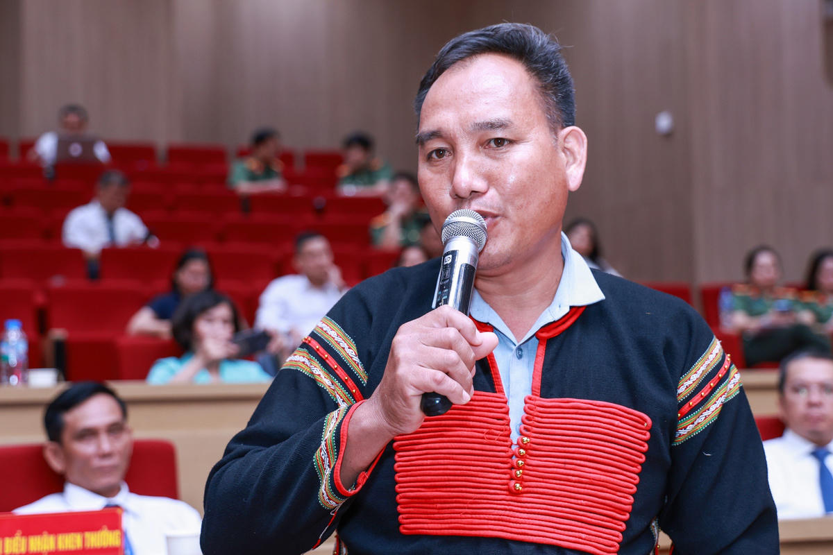 Ông Y Chiến Niê, Trưởng ban Công tác Mặt trận buôn Dlung, phường Buôn Hồ, tỉnh Đắk Lắk giao lưu tại hội nghị. Ảnh: Quang Vinh - Lê Khánh.