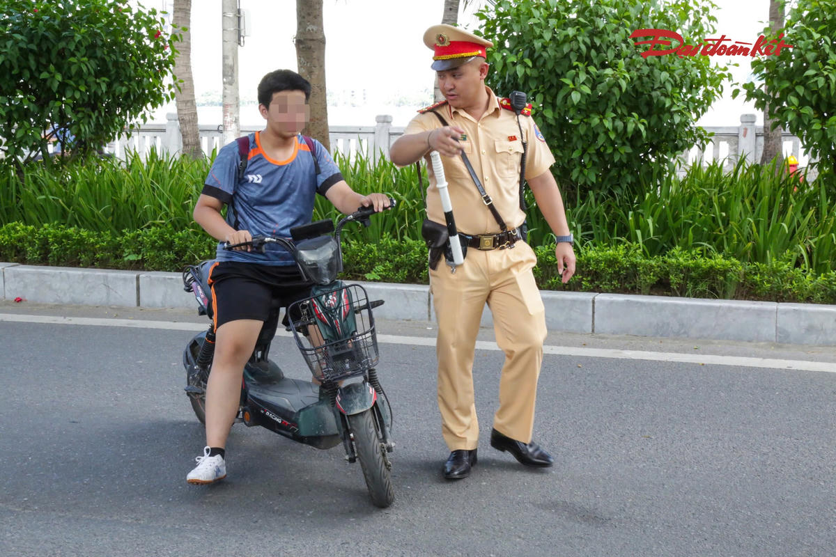 Nam sinh tên H. đi xe đạp điện không đội mũ bảo hiểm.
