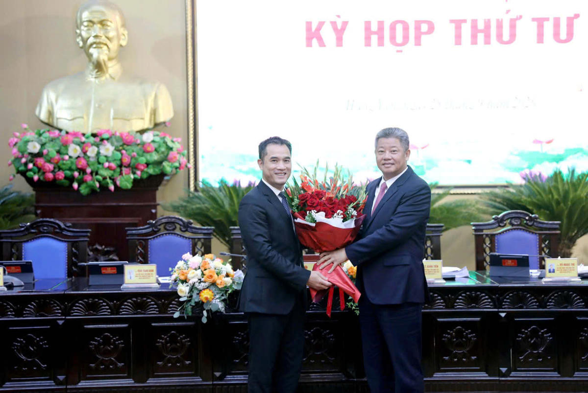 Chủ tịch UBND tỉnh Hưng Yên Nguyễn Mạnh Quyền (phải) tặng hoa chúc mừng ông Phạm Bảo Sơn. Ảnh: Thế Duyệt.