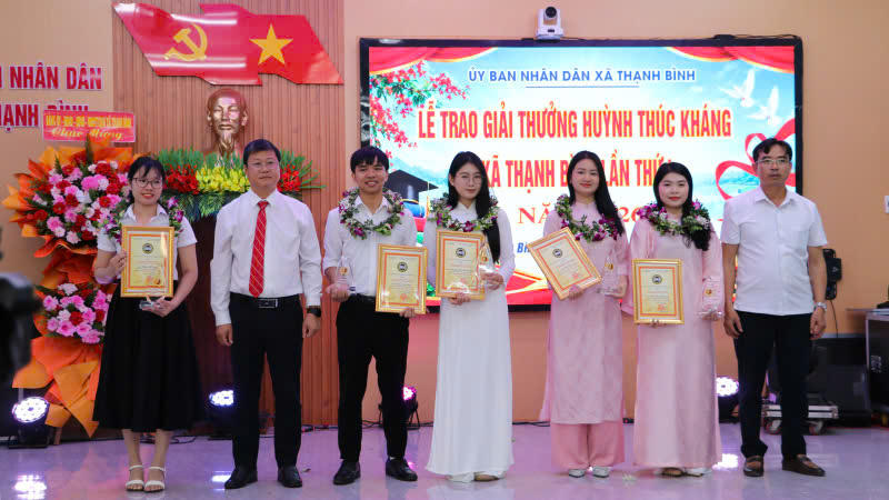 Lãnh đạo UBND xã Thạnh Bình trao Giải thưởng Huỳnh Thúc Kháng lần thứ nhất. Ảnh: CĐ.