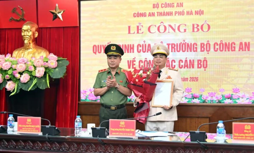 Trung tướng Nguyễn Thanh Tùng, Giám đốc CATP tặng hoa chúc mừng Đại tá Trần Văn Quang. Ảnh: 