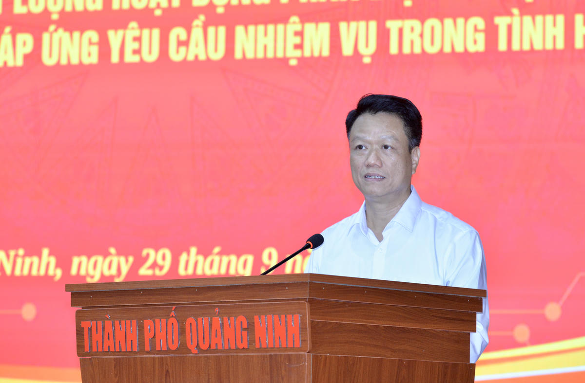 Phó Chủ tịch Ủy ban MTTQ Việt Nam TP Quảng Ninh Vũ Quang Trực phát biểu báo cáo đề dẫn tại hội nghị.