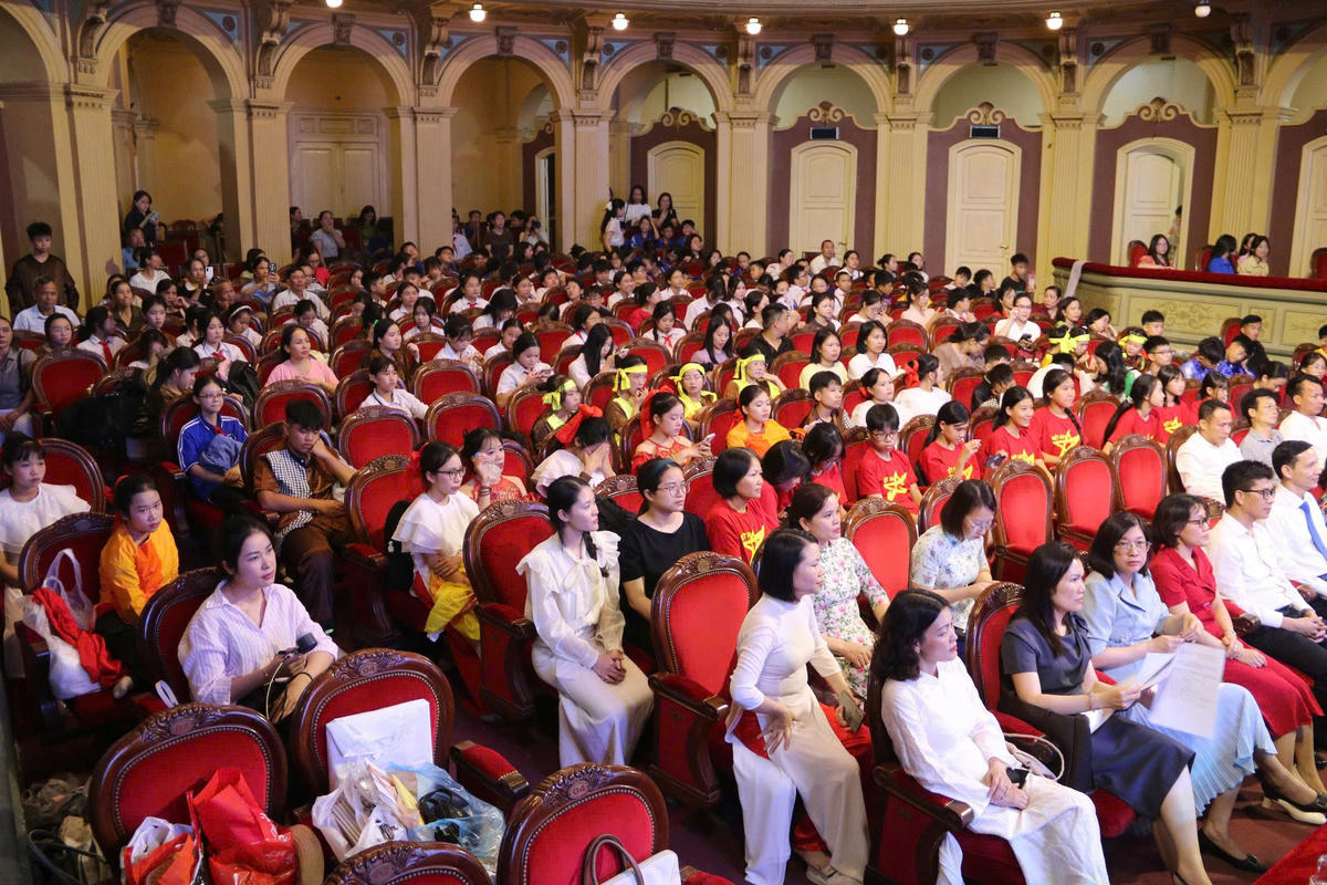 Vòng chung khảo Cuộc thi kể chuyện theo sách năm 2026 tại Hải Phòng diễn ra tại Nhà hát lớn thành phố. 
