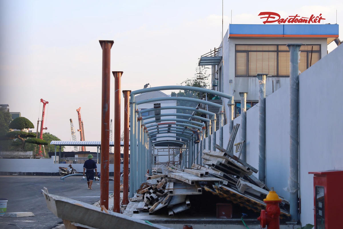 Các khu vực đỗ xe, đường nội bộ và lối lên xuống cũng được hoàn thiện để phục vụ việc đón, trả khách khi bến xe chính thức hoạt động.