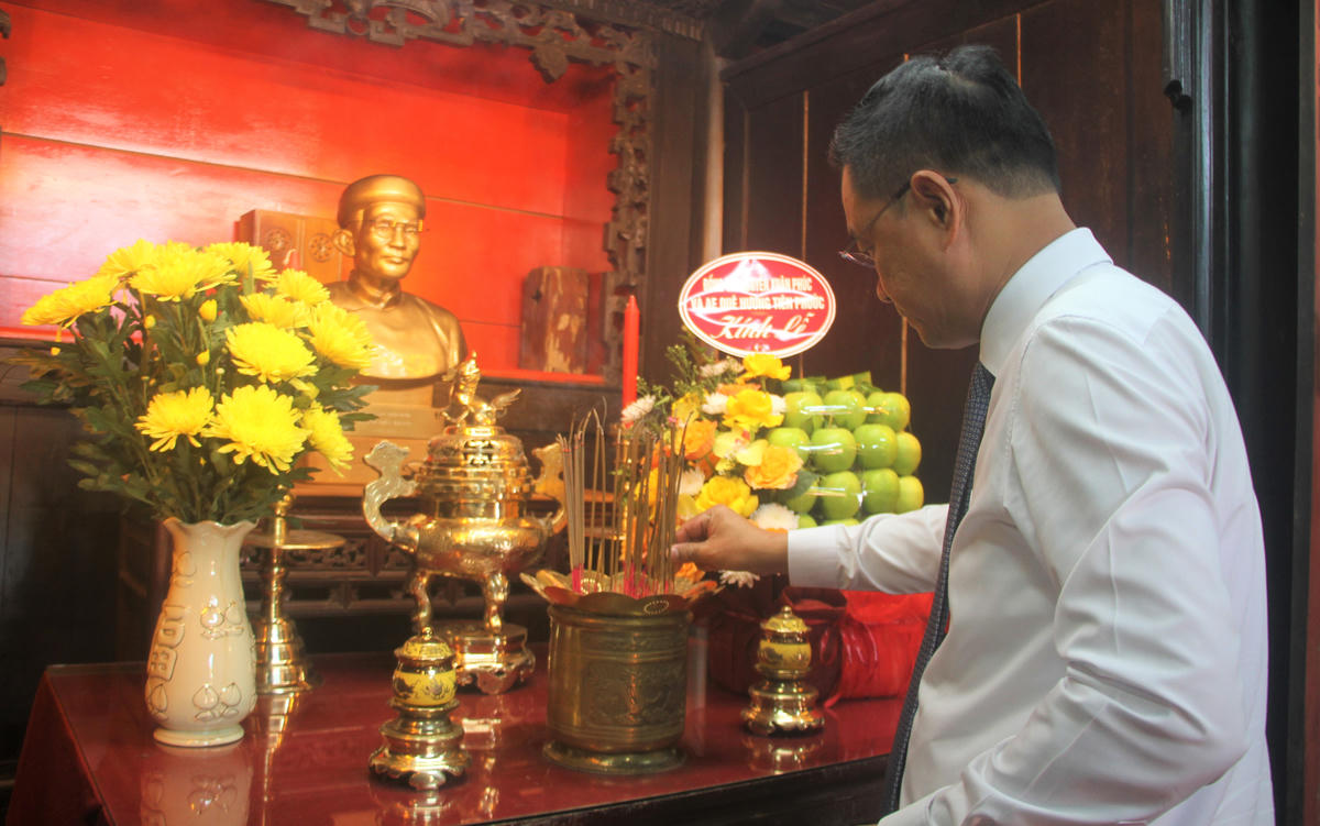 Ông Lê Ngọc Quang, Bí thư Thành ủy Đà Nẵng dâng hương tại Nhà lưu niệm cụ Huỳnh Thúc Kháng. Ảnh: NT.