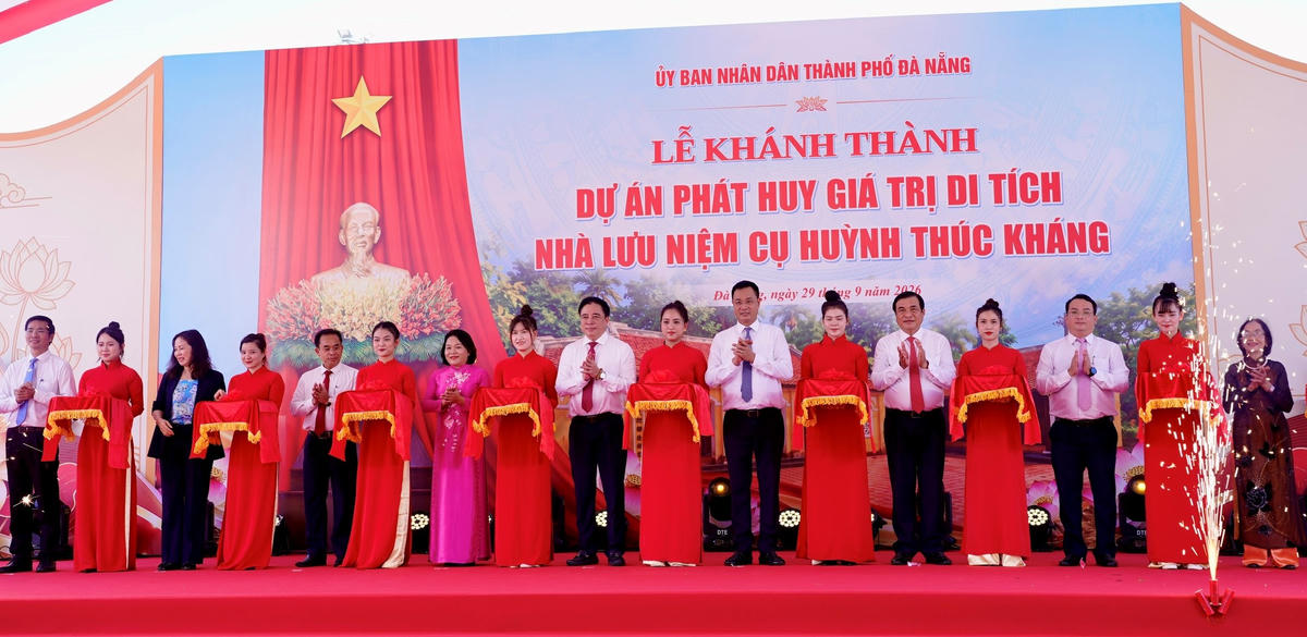 Các đại biểu thực hiện nghi thức cắt băng khánh thành Dự án phát huy giá trị Di tích Nhà lưu niệm cụ Huỳnh Thúc Kháng. Ảnh: CĐ.