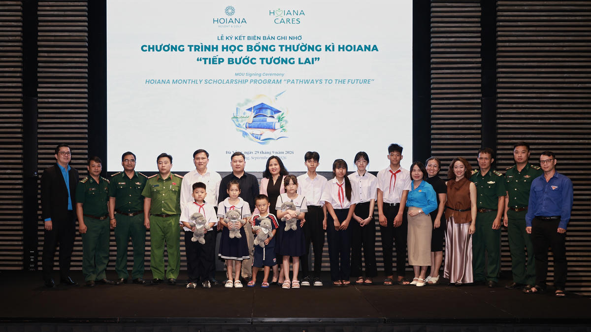 Chương trình học bổng “Tiếp bước tương lai” trao hơn 1 tỷ đồng hỗ trợ 30 học sinh học tập. Ảnh: Nguyễn Tú.