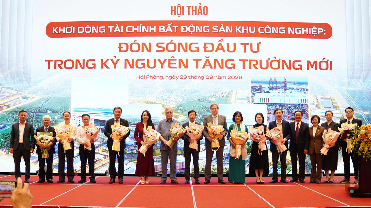 Đại diện BTC tặng hoa cho các đơn vị, doanh nghiệp tham dự hội thảo. Ảnh: NK.