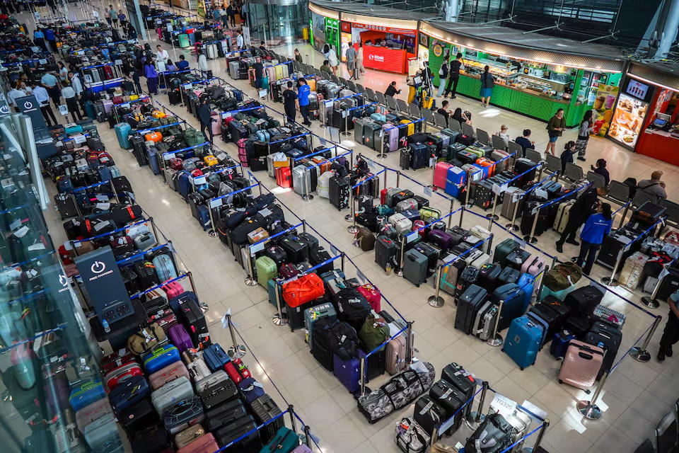 Hành lý từ các chuyến bay của Thai Airways tại Sân bay Quốc tế Suvarnabhumi, Bangkok, Thái Lan, sau khi mưa lớn và ngập lụt làm gián đoạn hoạt động mặt đất của hãng hàng không này. Nguồn: Reuters.