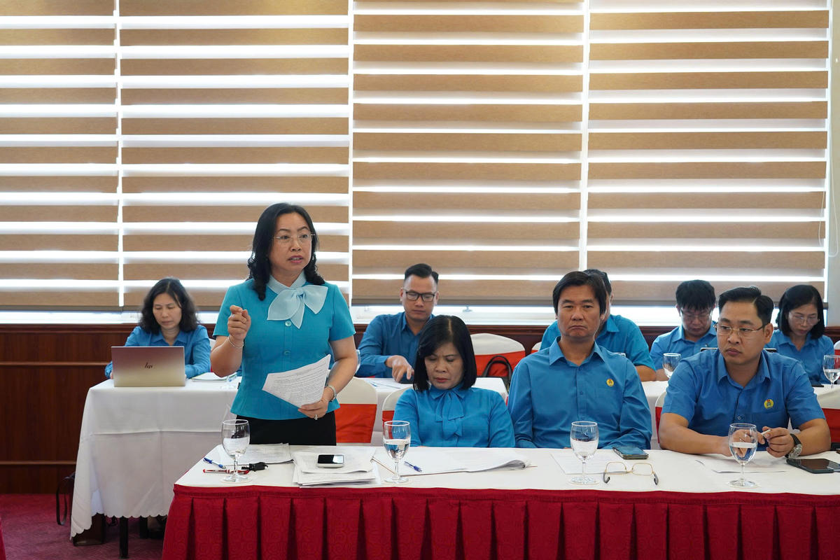 Bà Thái Thu Xương - Phó Chủ tịch Tổng Liên  đoàn Lao động Việt Nam phát biểu góp ý tại hội nghị. Ảnh: PV