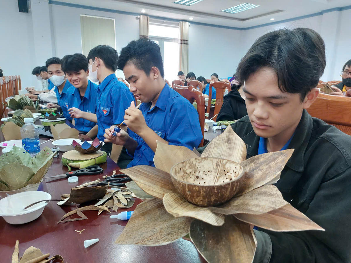 Các đại biểu tham gia chương trình là workshop “Hoa đăng thân thiện môi trường – Từ ý tưởng đến thực hành”. Ảnh: Đ.TR