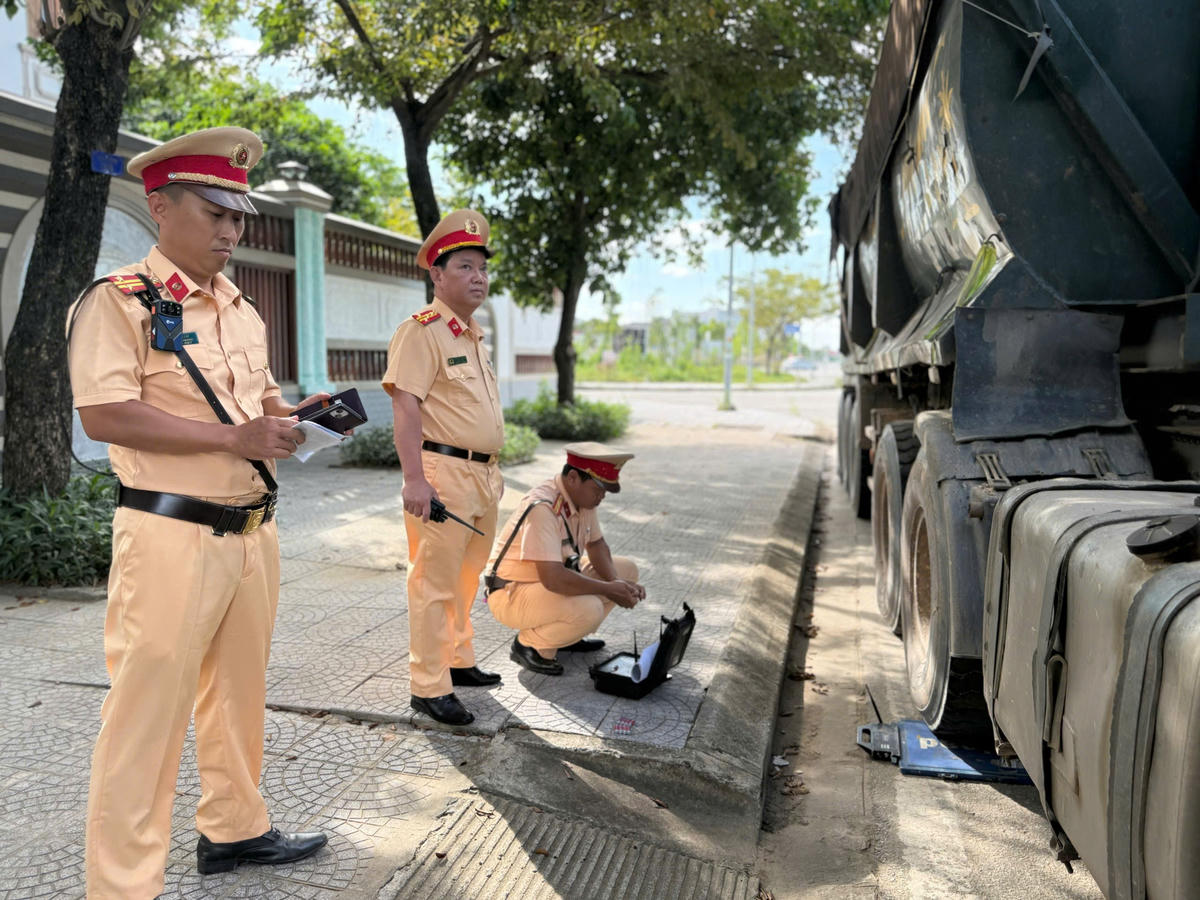 Trong ngày đầu ra quân, CSGT thành phố Huế phát hiện, xử lý nhiều phương tiện vi phạm. Ảnh: H.N.