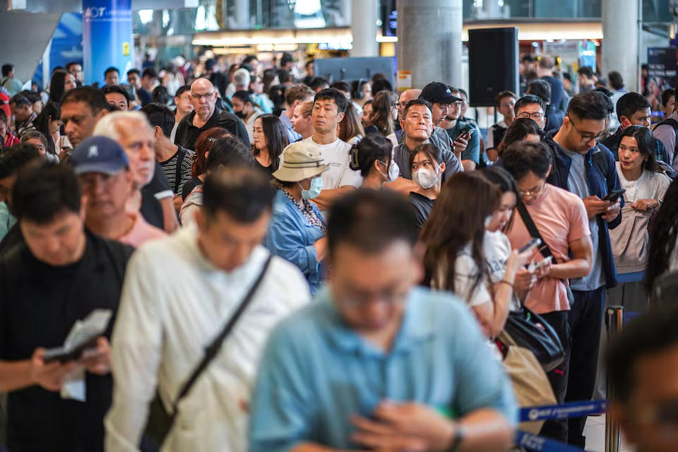 Hành khách xếp hàng chờ nhận hành lý từ các chuyến bay của Thai Airways tại Sân bay Quốc tế Suvarnabhumi, Bangkok, Thái Lan. Nguồn: Reuters.
