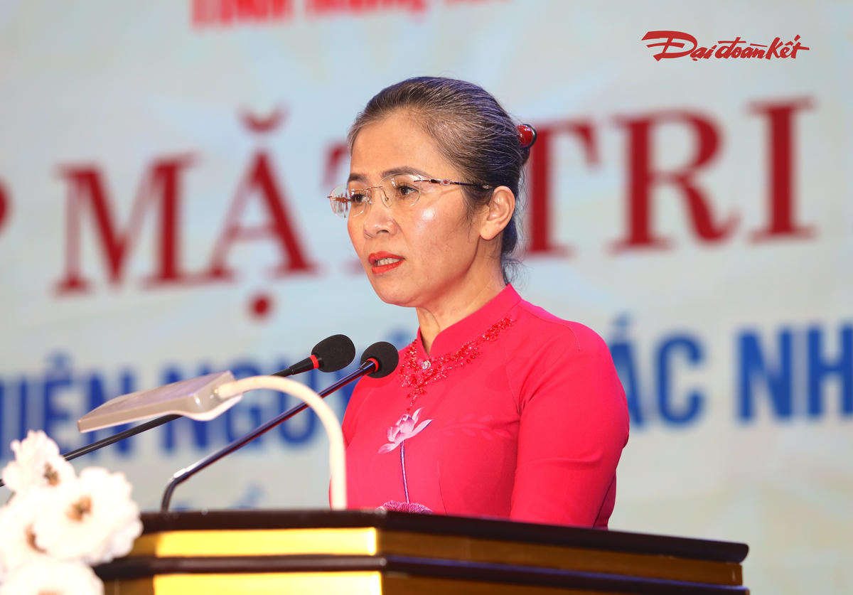 Bà Võ Thị Minh Sinh - Phó bí thư Tỉnh ủy, Chủ tịch Ủy ban MTTQ tỉnh Nghệ An phát biểu tri ân, cảm ơn các nhóm thiện nguyện, nhà hảo tâm kêu gọi, kết nối góp phần đưa nguồn lực đến cơ sở, đúng đối tượng, nhất là trong các trường hợp khó khăn, cấp thiết. Ảnh: Điền Bắc