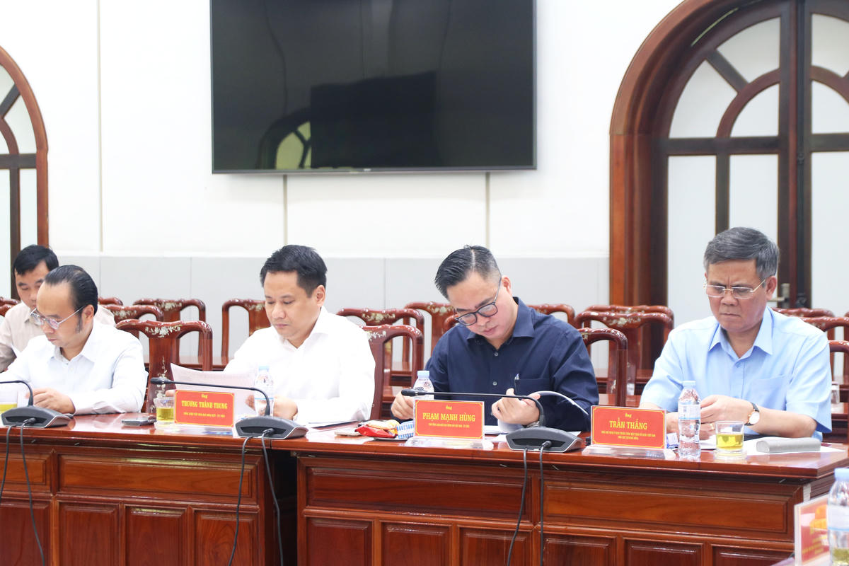 Phó Chủ tịch Ủy ban Trung ương MTTQ Việt Nam Trần Thắng và các Ủy viên Hội đồng Chung khảo tham dự cuộc họp.