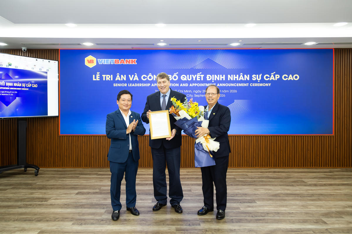 Ông Dương Nhất Nguyên – Chủ tịch HĐQT Vietbank trao quyết định bổ nhiệm cho ông Chester Gorski.