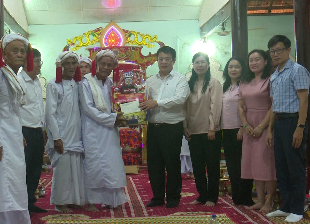 Lãnh đạo tỉnh Lâm Đồng thăm, chúc Tết Ramưwan đồng bào Chăm thôn Lâm Giang xã Hàm Thuận Bắc vào ngày 18/3/2026.