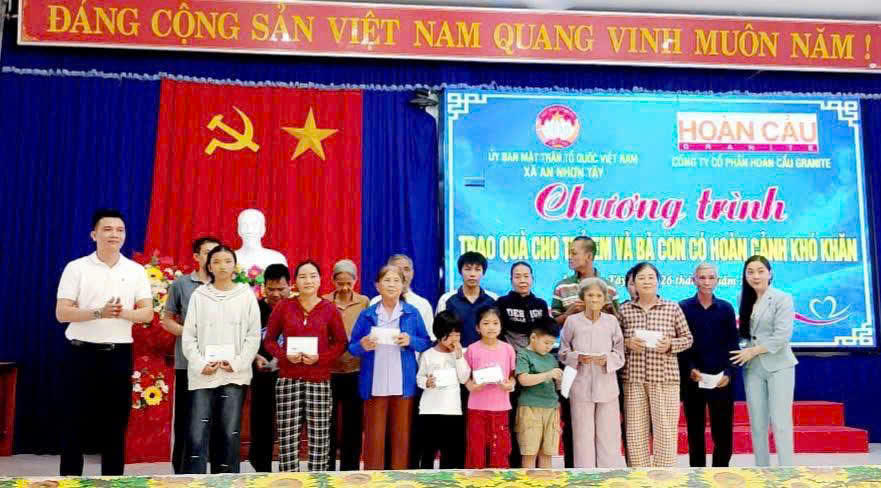 Ủy ban MTTQ Việt Nam phường Hoài Nhơn Bắc phối hợp Hội Người cao tuổi tổ chức thăm hỏi, động viên và trao quà người có hoàn cảnh khó khăn. Ảnh: MT.