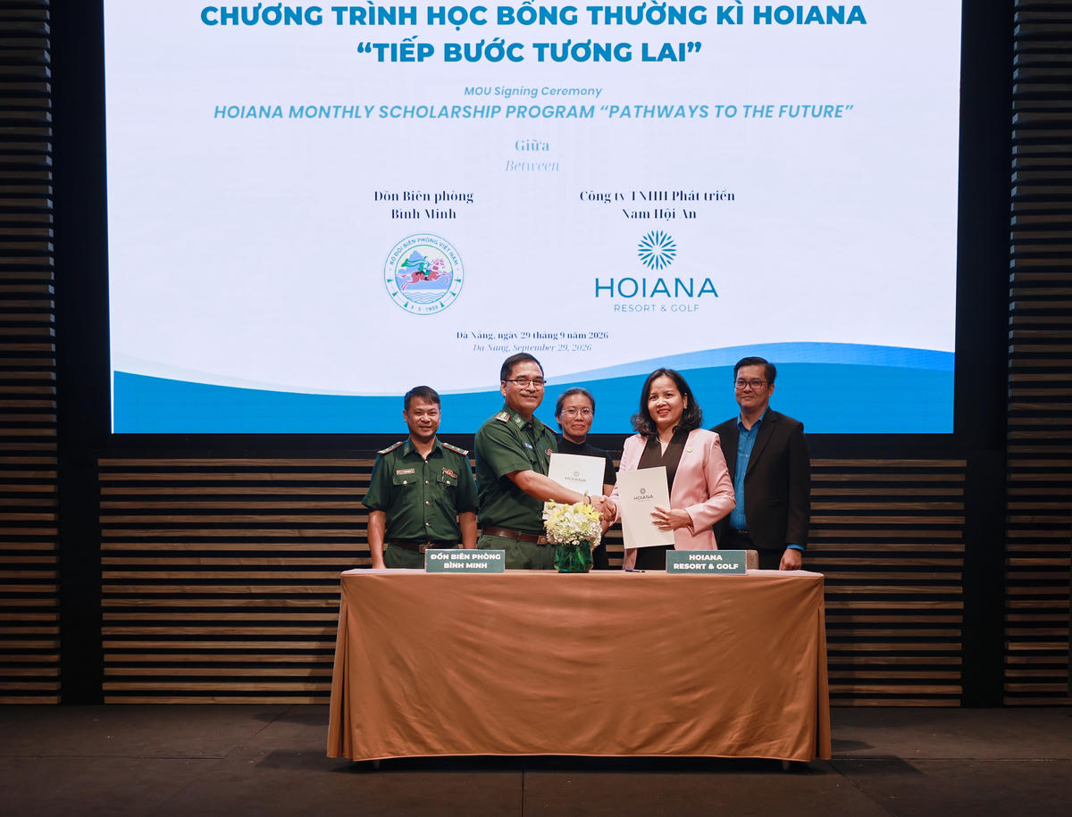 Các đơn vị ký kết đồng hành hỗ trợ học sinh trong quá trình học tập. Ảnh: Nguyễn Tú.