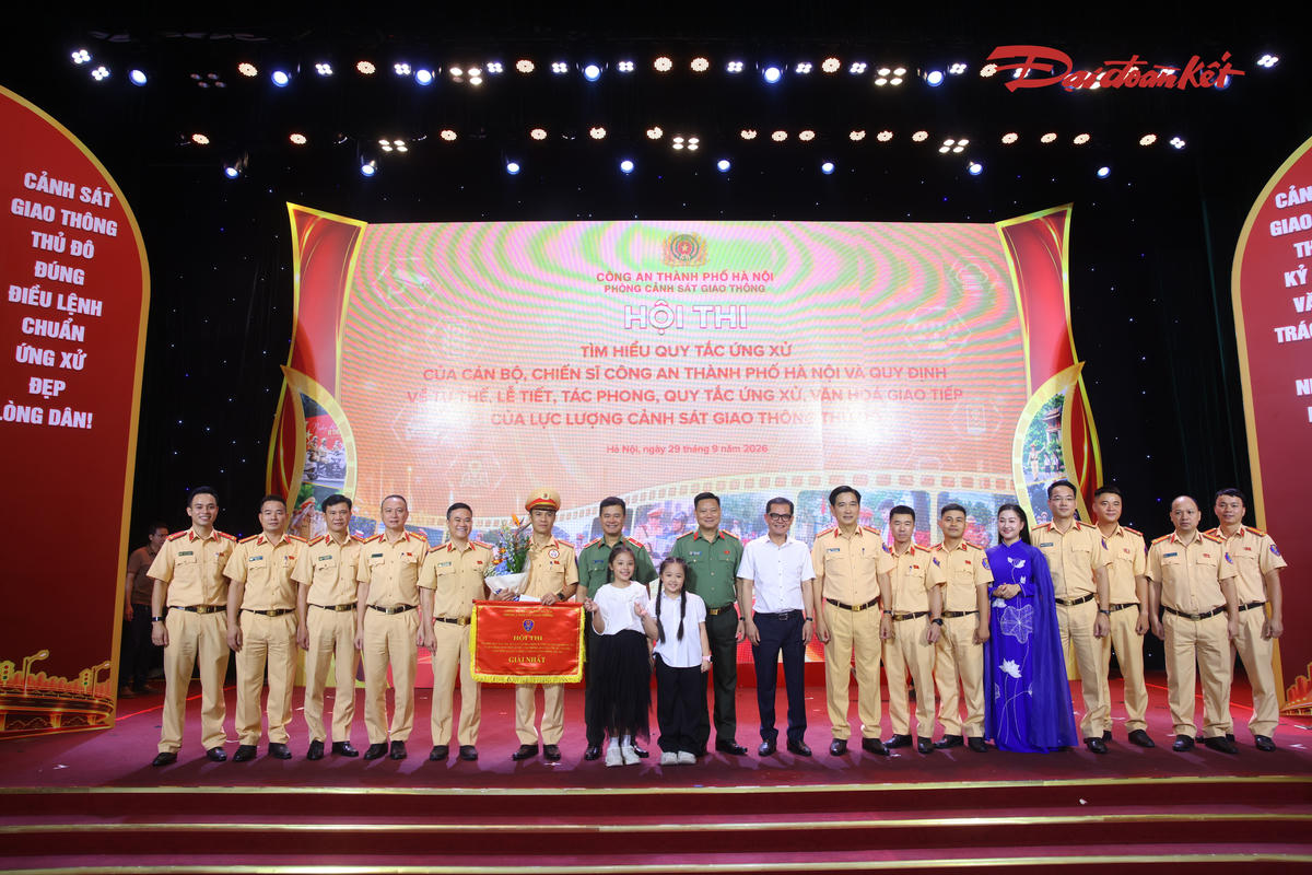 Các đội tuyển được trao giải sau những phần thi sôi nổi, thể hiện kiến thức và kỹ năng xử lý tình huống trong thực thi nhiệm vụ.