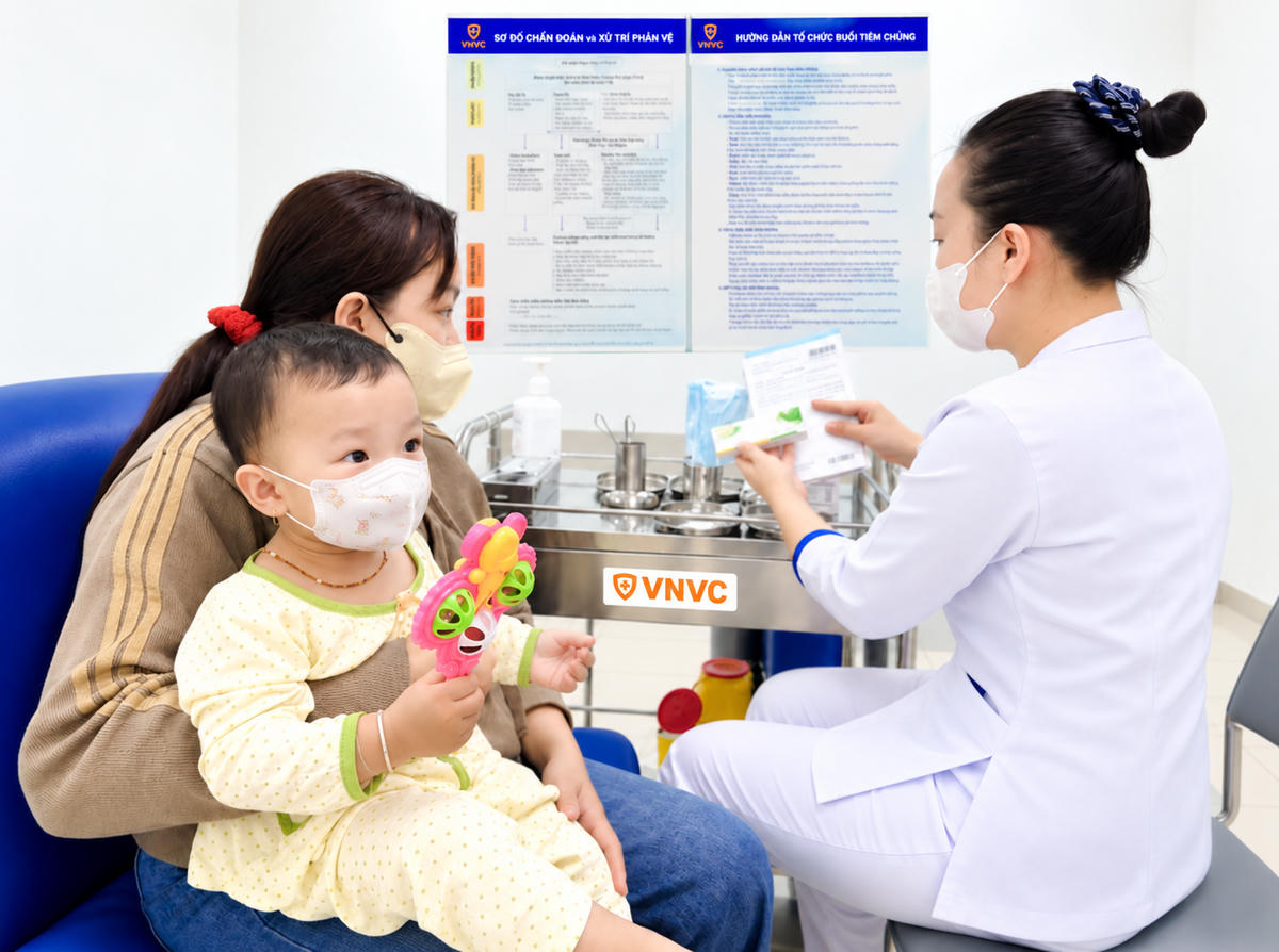 Bé Nhã Kỳ, 14 tháng tuổi được mẹ đưa đi tiêm vắc xin tay chân miệng tại VNVC ngày 27/9. Ảnh: Kiều Diễm