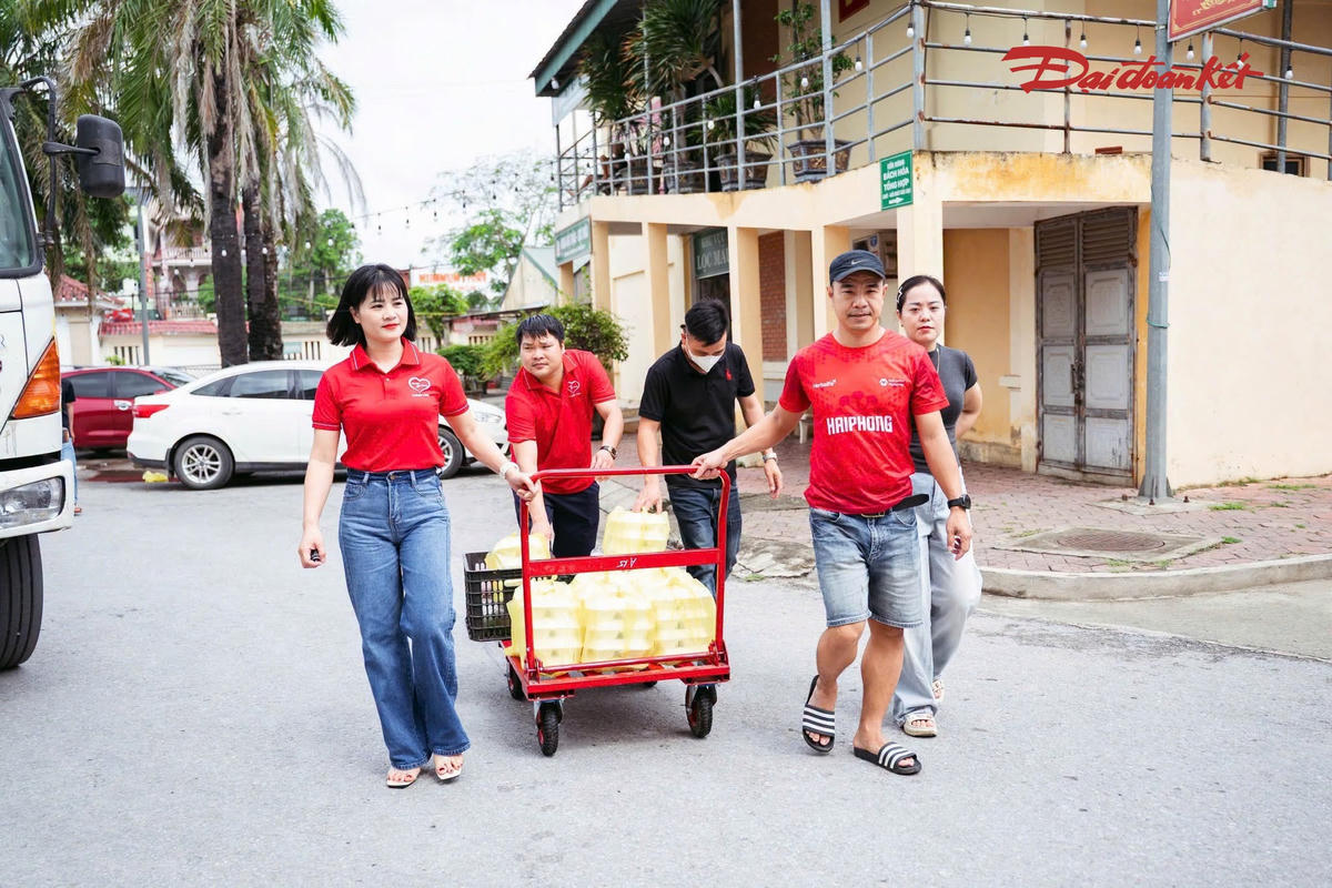 Số liệu từ Ủy ban MTTQ Việt Nam tỉnh Nghệ An, trong giai đoạn 2023-2026 đã có 180 nhóm thiện nguyện và nhà hảo tâm, với hơn 14.277 thành viên đã kết nối, vận động, đóng góp hơn 509,6 tỷ đồng cho các hoạt động nhân đạo, từ thiện, an sinh xã hội. Ảnh: Điền Bắc