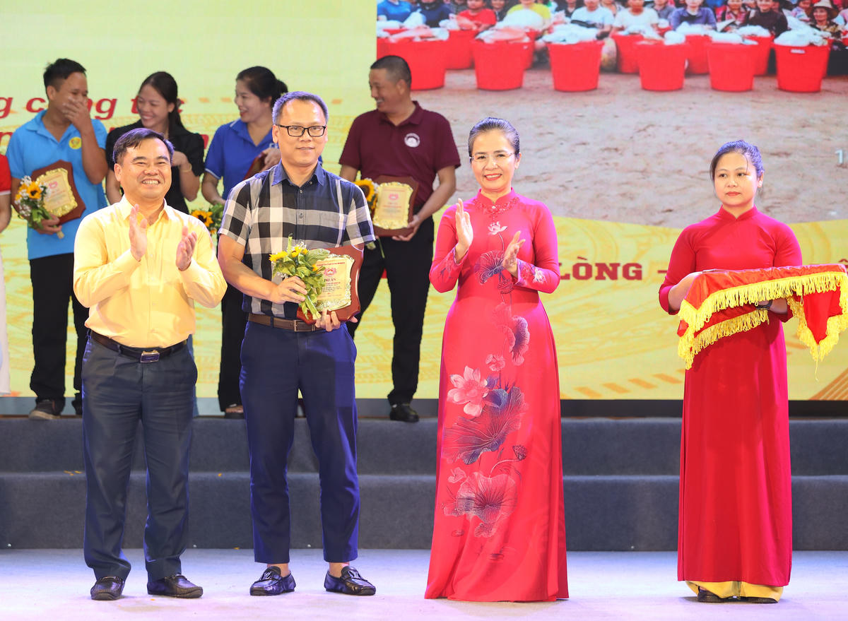 Bà Võ Thị Minh Sinh, Phó Bí thư Tỉnh uỷ, Chủ tịch Uỷ ban MTTQ tỉnh Nghệ An trao chứng nhận tri ân các nhóm thiện nguyện, nhà hảo tâm tại buổi lễ. Ảnh: Điền Bắc