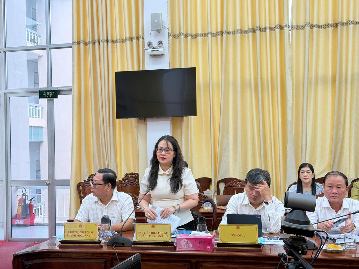 Bà Nguyễn Thị Thùy Linh, Chủ tịch Hội Liên hiệp Phụ nữ TP Cần Thơ  trao đổi, giải đáp làm rõ hơn ý kiến của các thành viên Đoàn giám sát về những nội dung báo cáo nêu. Ảnh HT
