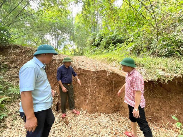 Vết nứt trên đồi Na Lo có chiều dài gần 1.000m. Ảnh: DVC Đồng Lương