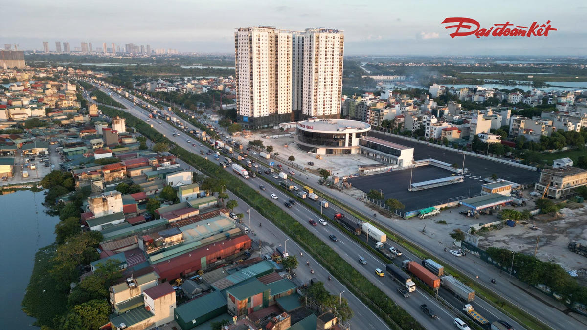 Điểm đáng chú ý của công trình là thiết kế tầng hầm rộng khoảng 5.000 m2. Đây là bến xe khách đầu tiên tại Hà Nội được thiết kế với tầng hầm, cùng hệ thống bãi đỗ, thang bộ và thang máy phục vụ hành khách.