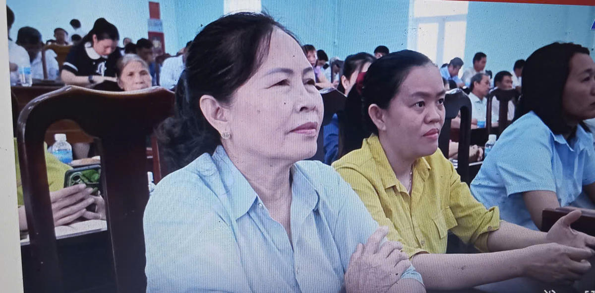 Các đại biểu tại buổi tiếp xúc cử tri. 