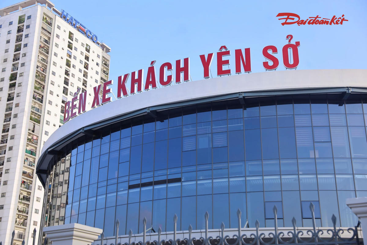 Bến xe Yên Sở nằm cách bến xe Nước Ngầm khoảng 2 km và bến xe Giáp Bát khoảng 5 km. 
