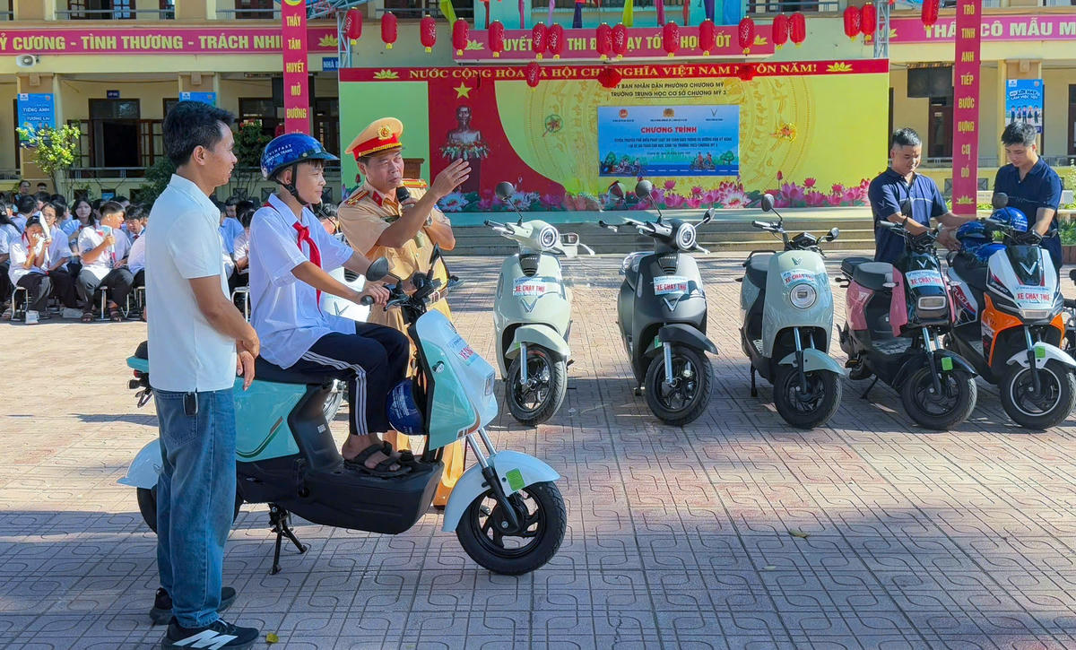 Học sinh được hướng dẫn kỹ năng sử dụng xe máy điện khi tham gia giao thông.