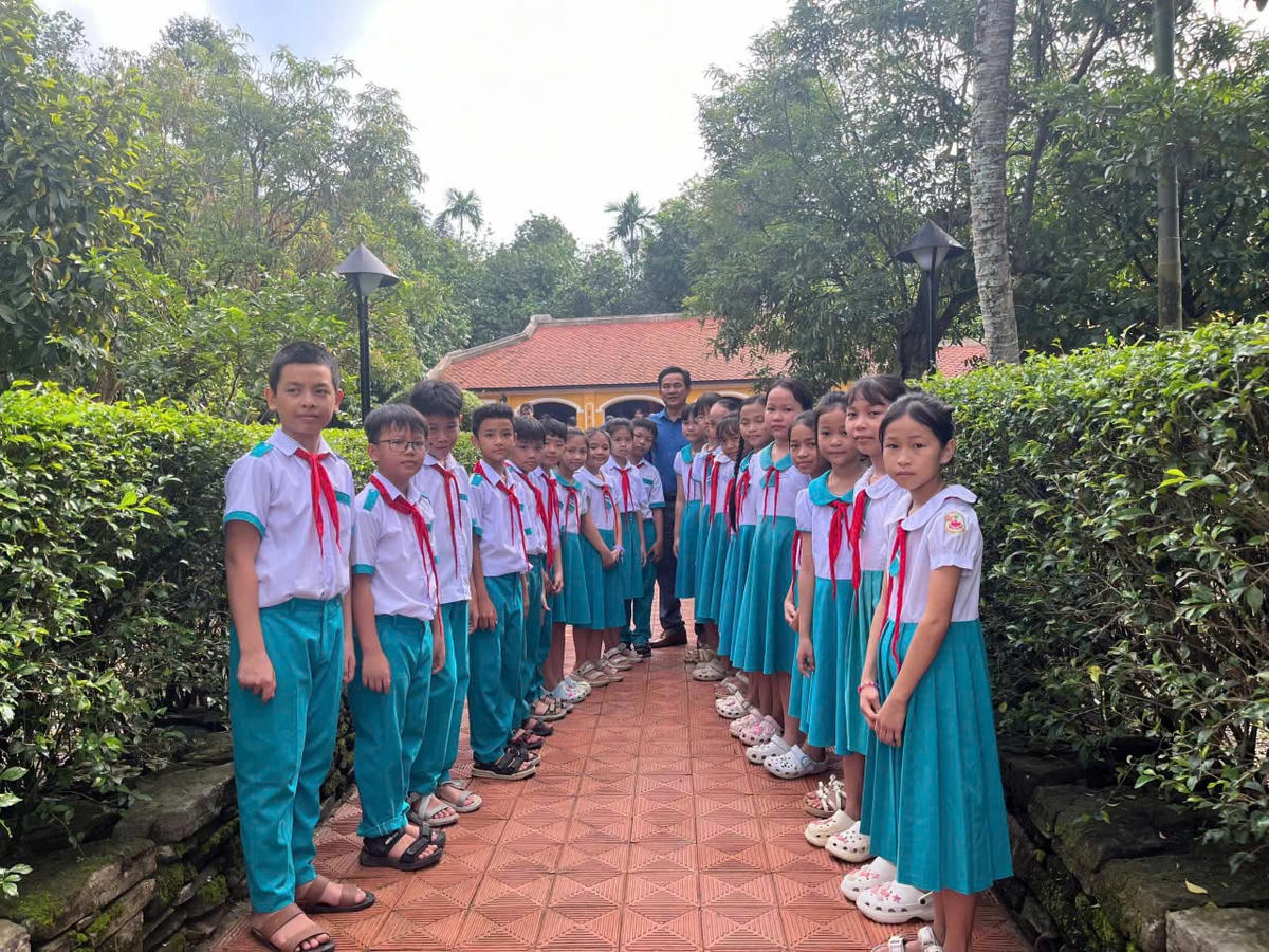 Nhiều học sinh đến tham quan Nhà lưu niệm cụ Huỳnh Thúc Kháng. Ảnh: TB.