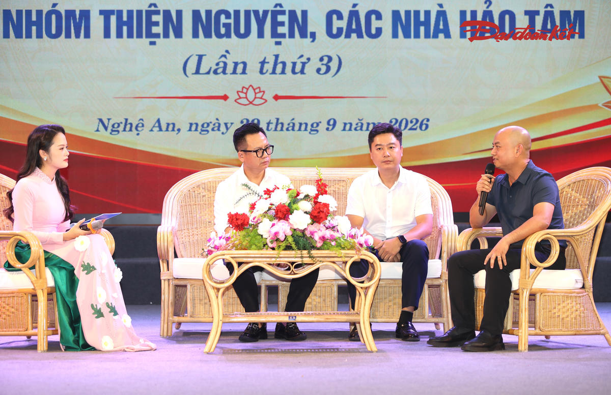 Tại buổi tri ân, đại diện chính quyền cơ sở, nhóm thiện nguyện và nhà hảo tâm chia sẻ về những kỷ niệm, cách làm và cách bố trí, phân phối nguồn hỗ trợ một cách hợp lý, đúng đối tượng. Ảnh: Điền Bắc