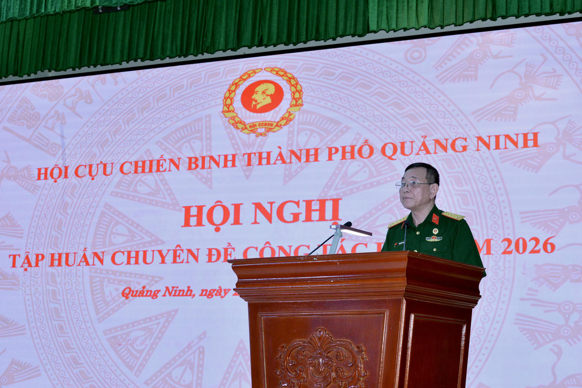 Đại tá Trần Đình Trách, Phó Chủ tịch Hội CCB TP Quảng Ninh phát biểu chuyên đề về công tác kiểm tra, giám sát, phản biện xã hội. 