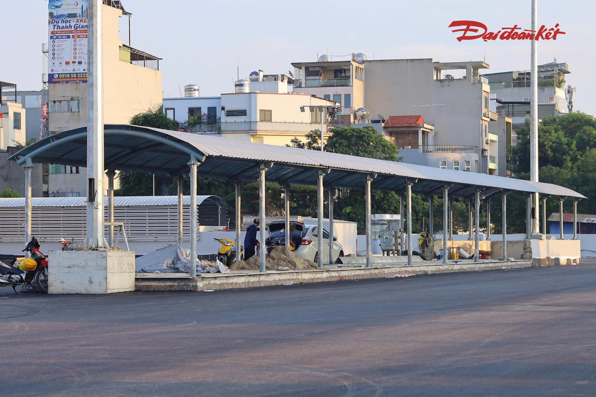 Đường nội bộ quanh bến xe Yên Sở được thảm nhựa.
