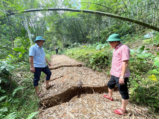  Ông Hoàng Văn Thanh, Bí thư Đảng ủy, Chủ tịch HĐND xã Đồng Lương kiểm tra khu vực đồi Na Lo bị sạt lở. Ảnh: DVC Đồng Lương