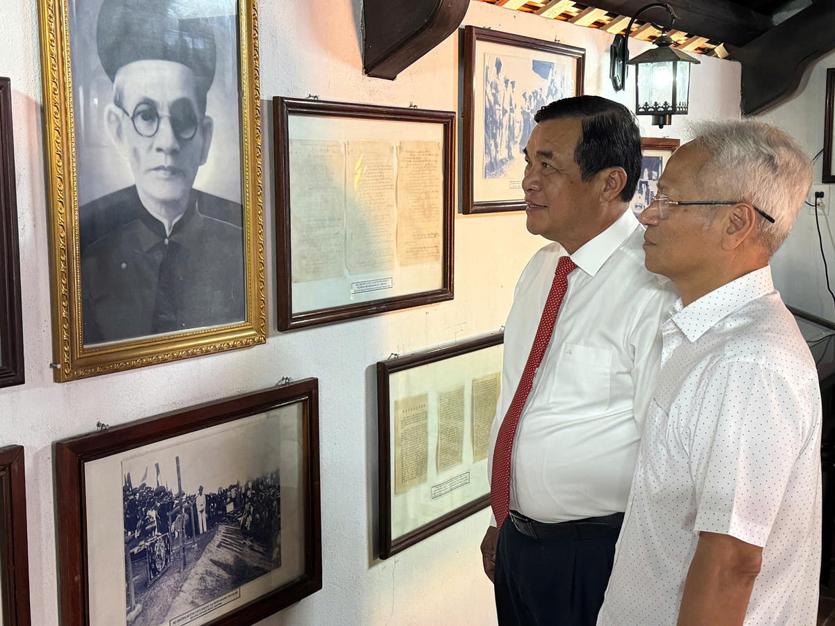 Các đại biểu tham quan Nhà lưu niệm cụ Huỳnh Thúc Kháng. Ảnh: NT.