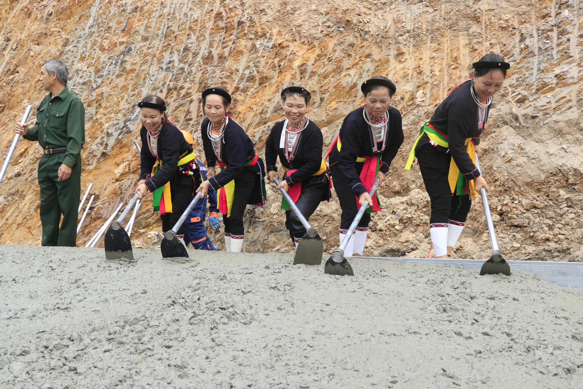 Trong phong trào xây dựng đường giao thông nông thôn ở Lào Cai, người dân không chỉ hiến đất mà còn góp tiền, góp công sức.